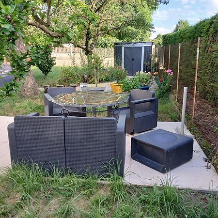 Gite Pavillon Kifadonfe 3 Ch Avec Cour Et Jardin Clos Villa Saint-Germain-Lembron Bagian luar foto