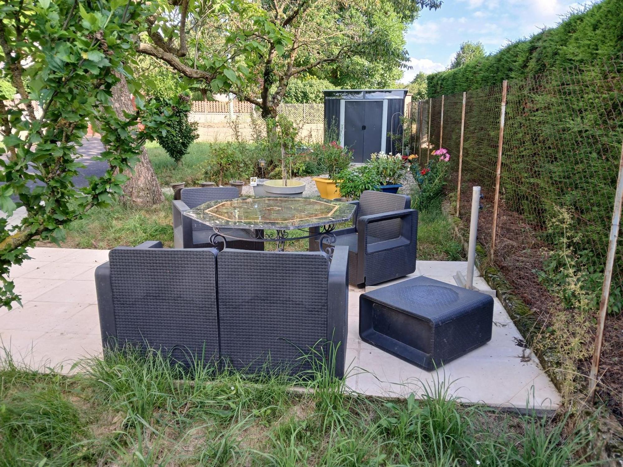 Gite Pavillon Kifadonfe 3 Ch Avec Cour Et Jardin Clos Villa Saint-Germain-Lembron Bagian luar foto